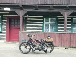historický motocykl před historickým domem